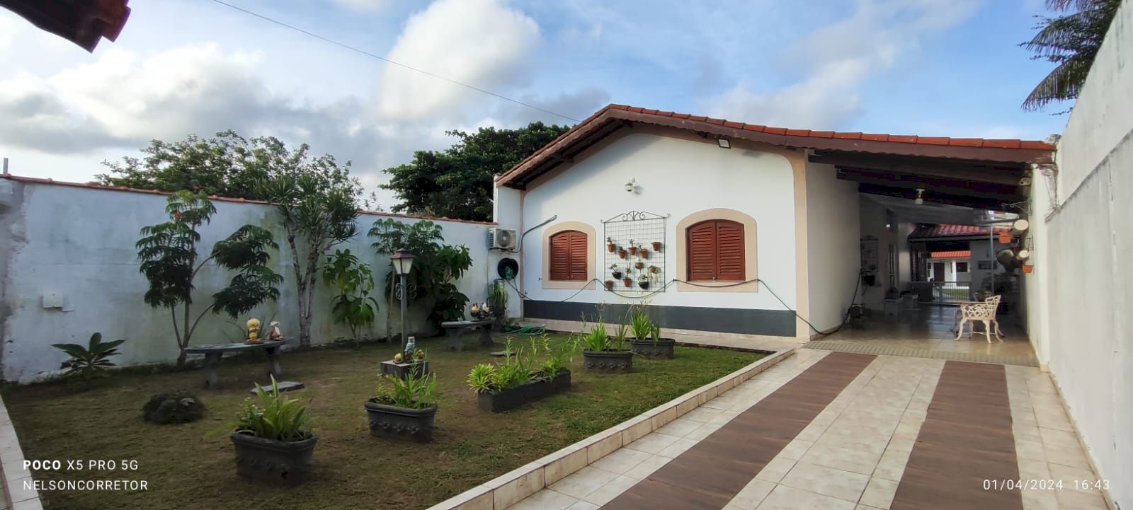 Casa Residencial com Edícula - Quintal Amplo