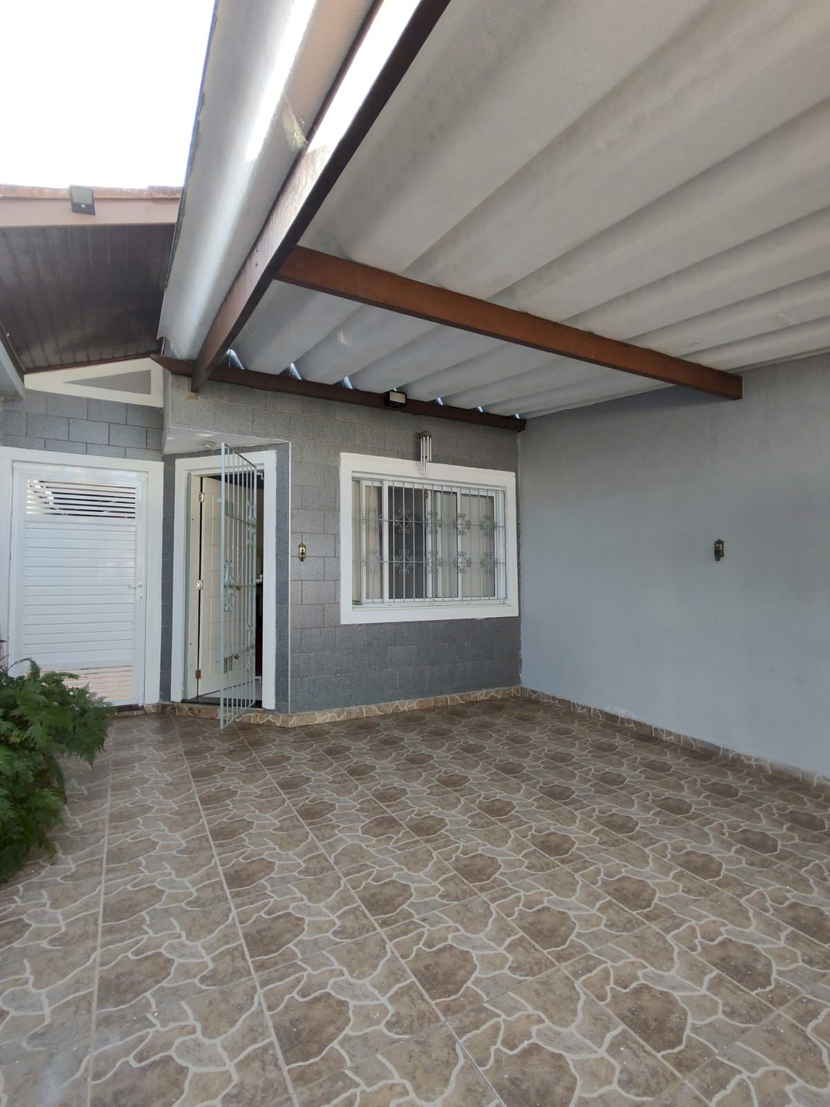Casa Residencial - 1 Quadra da Pista