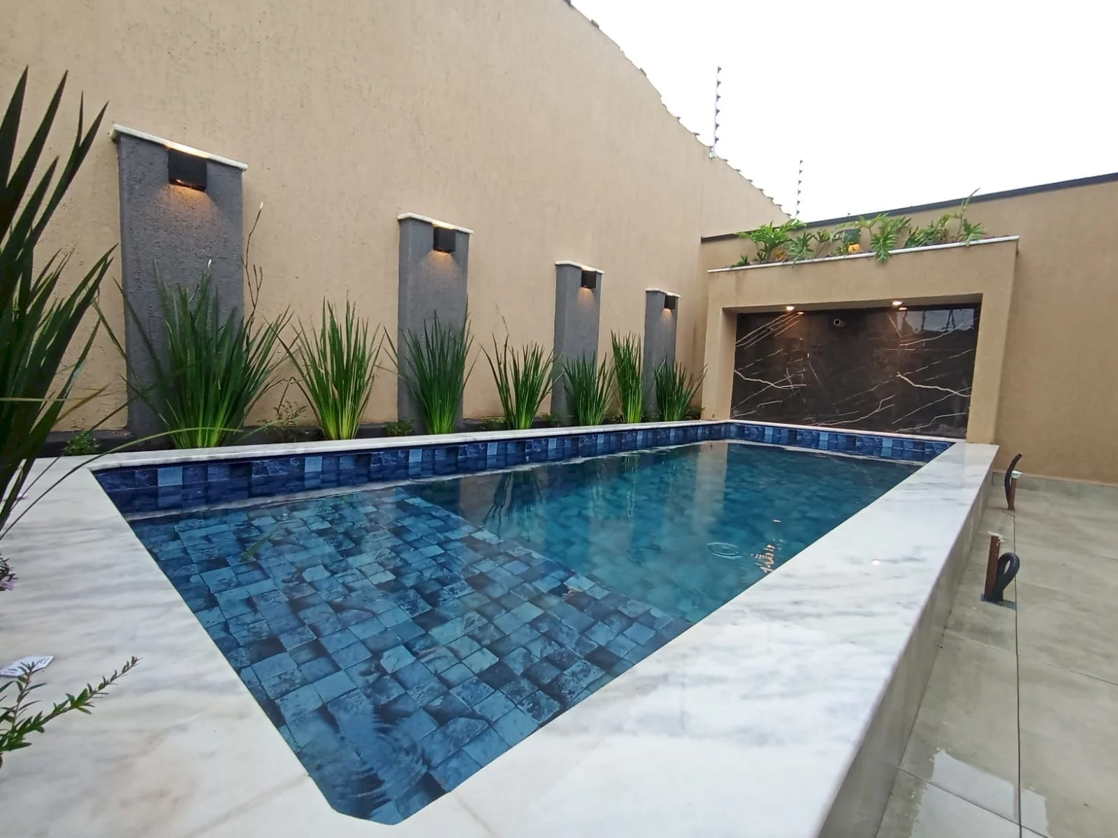 Casa com 2 dormitórios próximo à praia no bairro Tupy