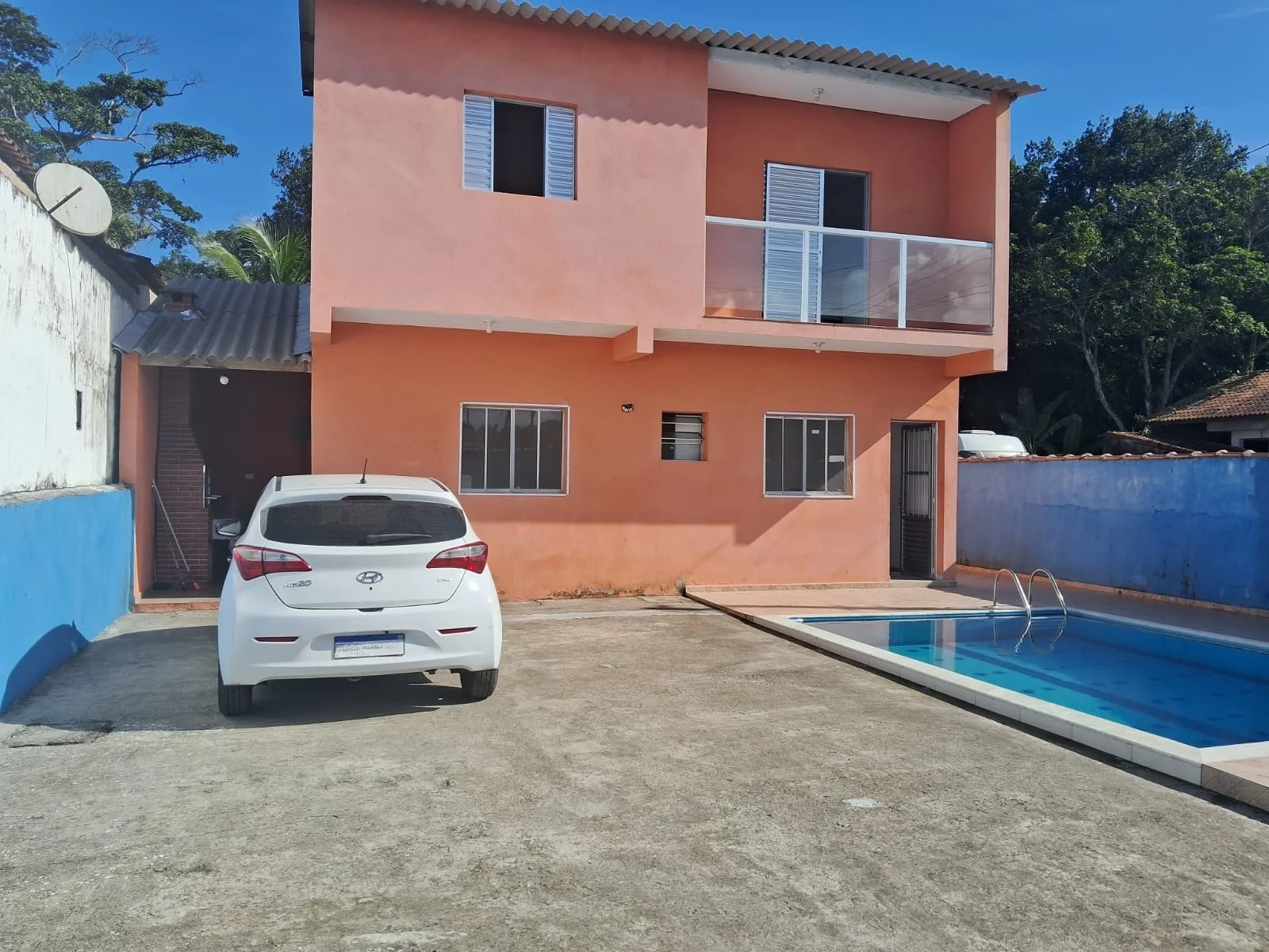 Sobrado com 3 dormitórios no bairro São Fernando (Chácaras)