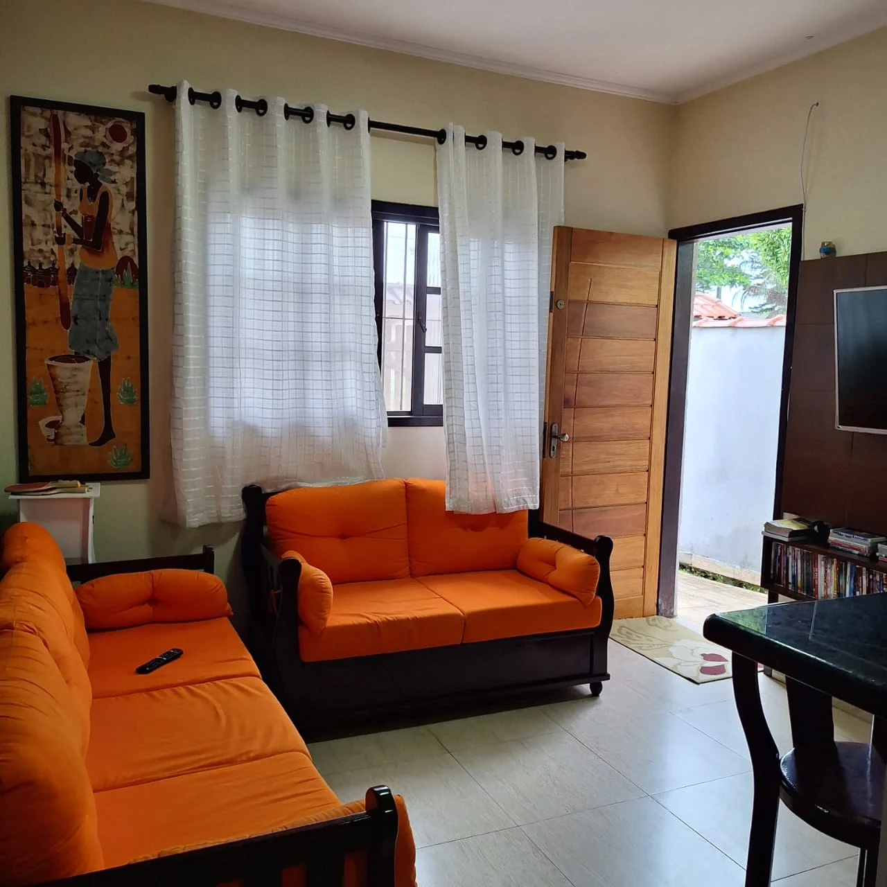 Casa com 2 dormitórios próximo à praia no bairro Loty